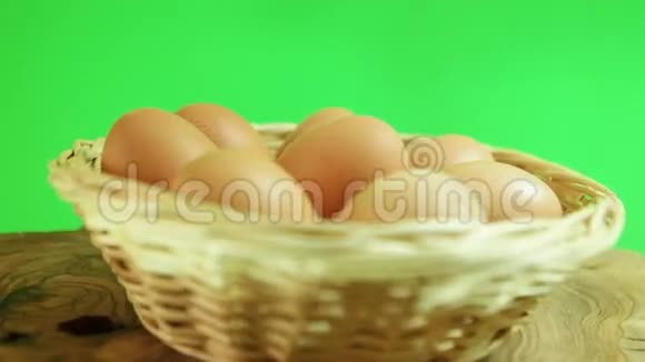 绿色屏幕背景篮中旋转的天然鸡蛋视频的预览图