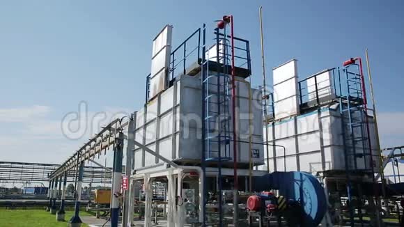 有管道和泵的电力设施用于化学操作视频的预览图
