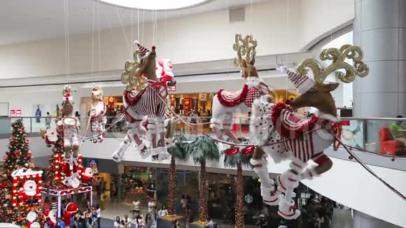 商场里的圣诞装饰品视频的预览图