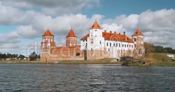 米尔白俄罗斯米尔城堡综合体从湖边联合国教科文组织世界遗产夏日晴天著名地标视频的预览图