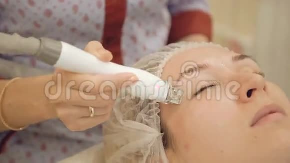 美容诊所的微磨损疗法视频的预览图