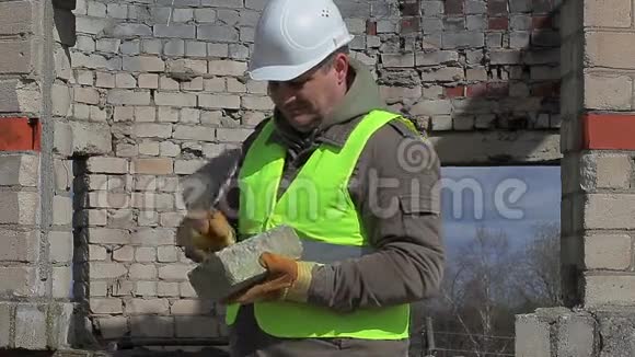 建筑工人用和砖视频的预览图