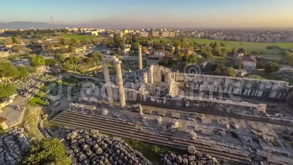 飞越阿波罗寺地区迪迪姆土耳其空中4K视频的预览图