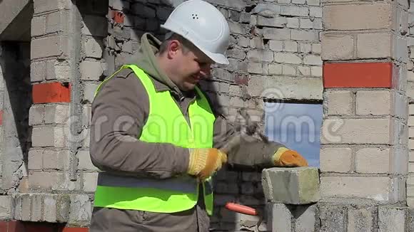 施工工人用木槌和砖块视频的预览图