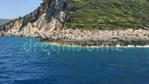 船舶巡航接近海岸爱奥尼亚海希腊莱夫卡达岛视频的预览图