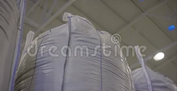 储存袋中肥料的仓库一堆大袋子里装着大米大包袋视频的预览图