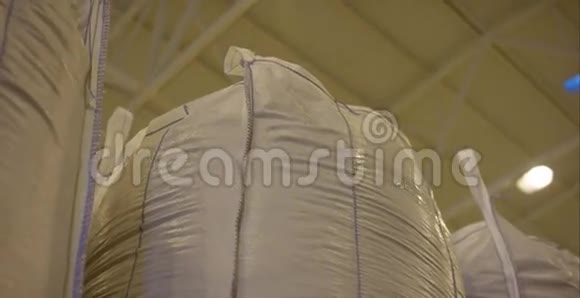 储存袋中肥料的仓库一堆大袋子里装着大米大包袋视频的预览图