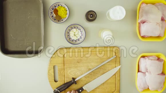 厨师煮一只鸡锋利的刀视频的预览图