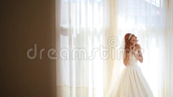 新娘面纱下美丽的年轻新娘的肖像视频的预览图