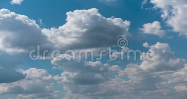 时间流逝大自然的背景小云缓缓飘过天空威胁着雨水视频的预览图