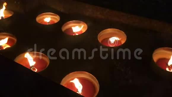 夜晚在赫尔辛堡燃烧的蜡烛视频的预览图
