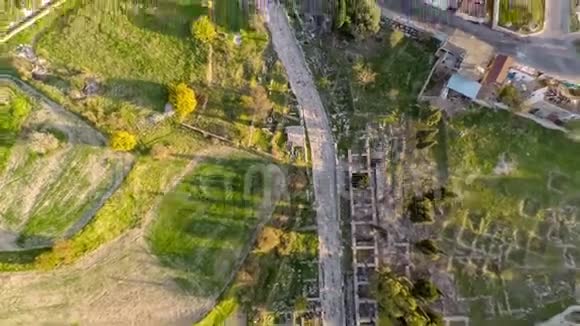 阿波罗寺周围的旅游景点空中4K倾斜的圣路和迪迪姆镇很远视频的预览图