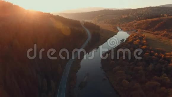 扭曲的河床与河流平行的道路神奇的地方视频的预览图