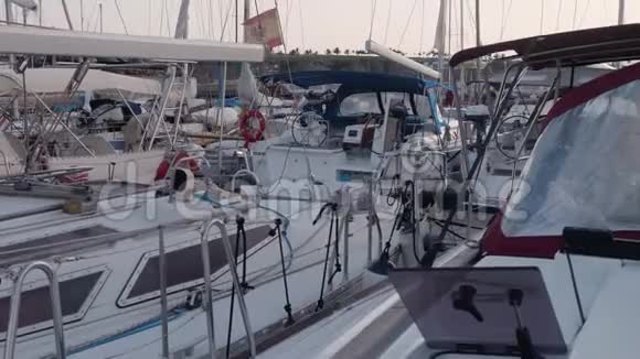 晚上黄金时间加那利港码头的游艇视频的预览图