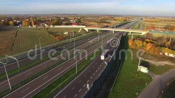 现代道路基础设施鸟瞰图视频的预览图
