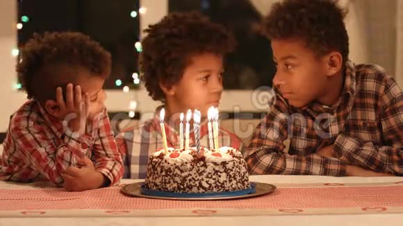 非洲男孩和生日蛋糕视频的预览图