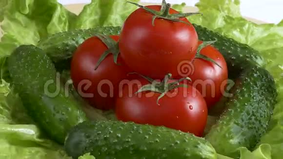 新鲜的绿色沙拉和番茄和黄瓜视频的预览图