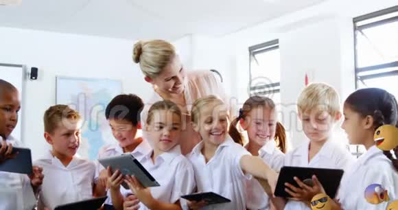 Emoji图标教师和学校儿童在背景4k中手持平板电脑视频的预览图
