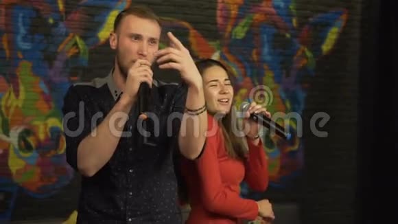 一男一女在卡拉OK俱乐部唱歌慢动作视频的预览图