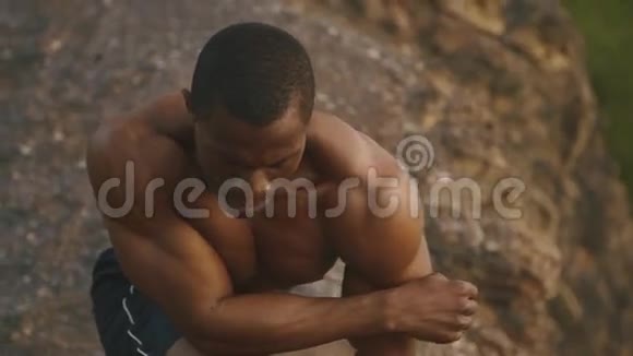 非洲裔美国健美运动员的特写裸露躯干伸展室外视频的预览图