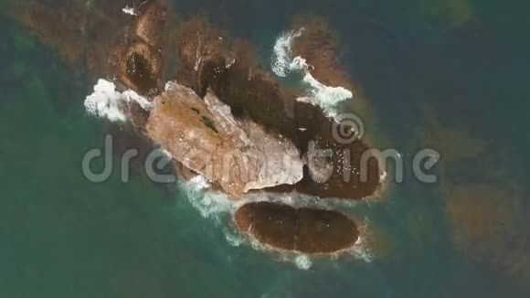 海洋里有三块岩石在海里的岩石海中岛屿海岸的鸟类大自然视频的预览图