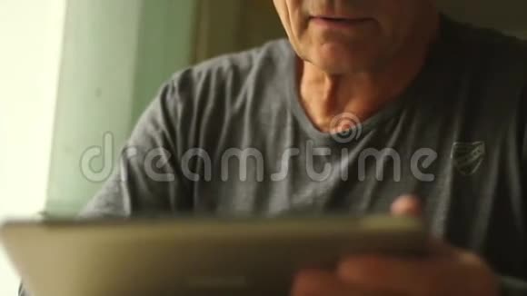一个有平板电脑的男人的肖像视频的预览图