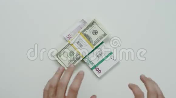 钱包在一张白色的桌子上由一个人拿走视频的预览图