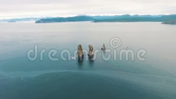 海洋里有三块岩石在海里的岩石海中岛屿海岸的鸟类大自然视频的预览图