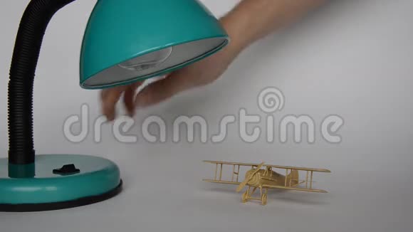 接近白人男性手移动玩具飞机的视线和背部与白色背景视频的预览图