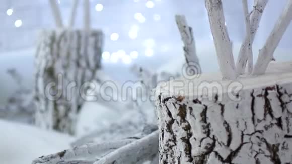 新年装饰白色球像橘子放在雪白的树上视频适合背景视频的预览图