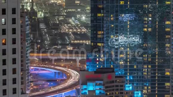 在JBR和迪拜码头的桥梁上的交通在空中夜间时间推移视频的预览图