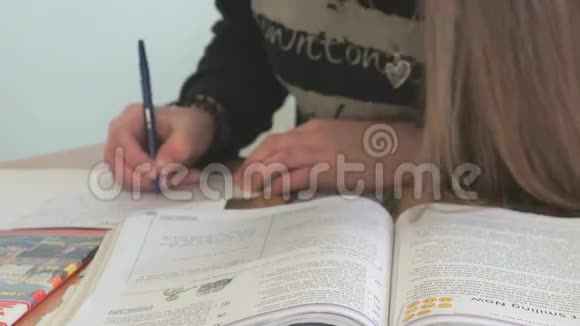 女孩把课文写在一张白纸上视频的预览图