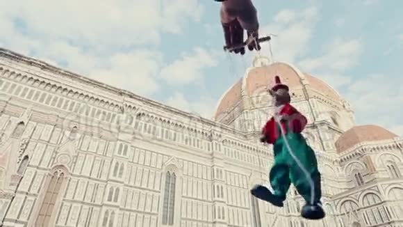 意大利佛罗伦萨木偶皮诺奇走到左边视频的预览图