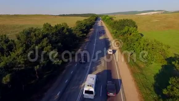 双向交通的乡村高速公路视频的预览图