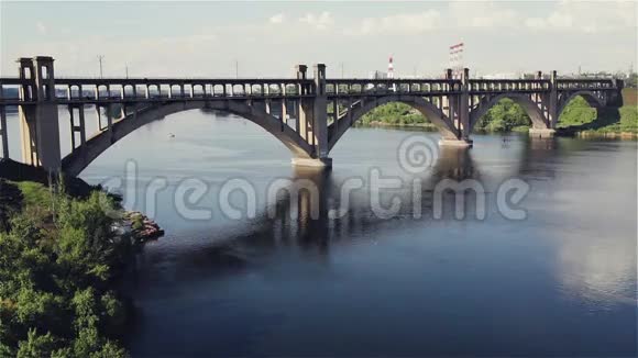 桥过江水这座桥经过一条汽车运输流视频的预览图