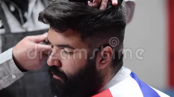 一个英俊的胡子男在理发店理发视频的预览图