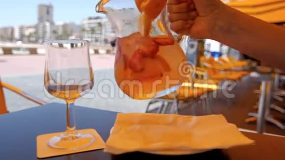 桑格里亚草莓和菠萝酒精饮料在酒吧冷餐夏日鸡尾酒视频的预览图