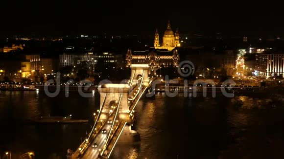 布达佩斯多瑙河大桥下的划船视频的预览图