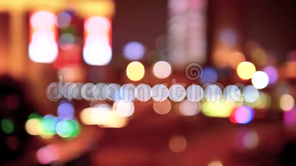 现代城市夜间交通灯的高角度视角上海夜间城市街车河离焦和软景4K电影视频的预览图