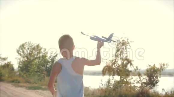 快乐的孩子在日落的背景下玩飞机视频的预览图