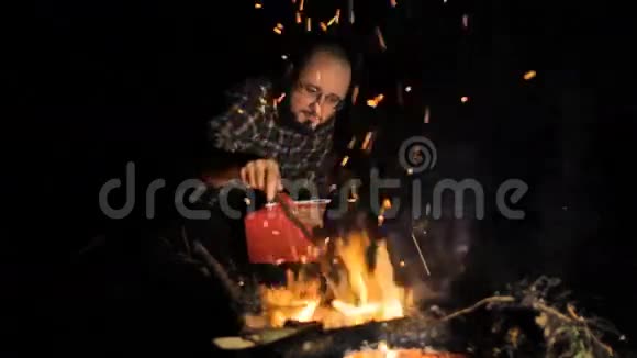 一个人在篝火旁用平板电脑视频的预览图