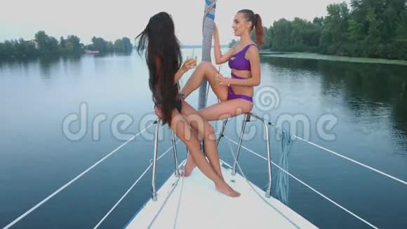 女孩们在游艇上放松视频的预览图