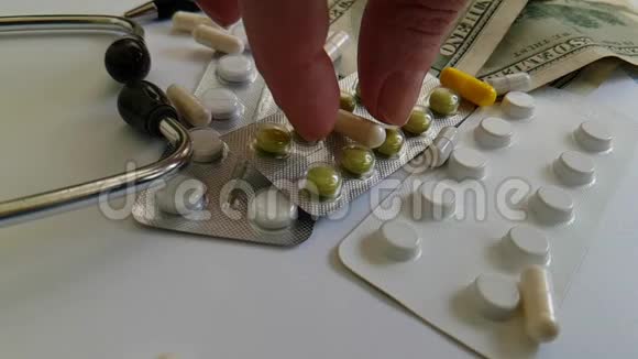 药剂工设备手放在桌面上笔记本电脑视频的预览图