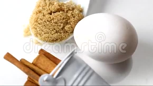 红糖鸡蛋和肉桂棒视频的预览图