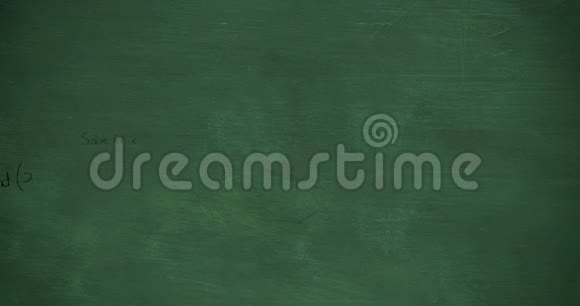 黑色的数学计算在绿色黑板背景上移动4k视频的预览图