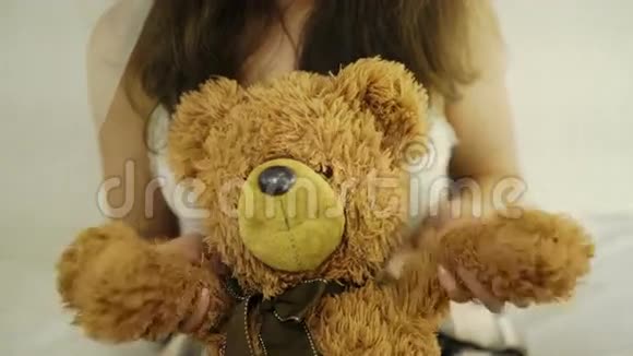 女人拿着泰迪熊快关门白色背景4k20s视频的预览图