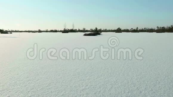 雪下的冰湖白天干净而寒冷光滑的娃娃射击视频的预览图