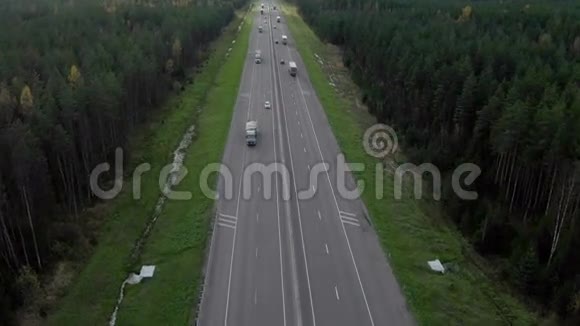 用卡车和汽车在现代4车道公路或城市外高速公路上的空中交通镜头视频的预览图
