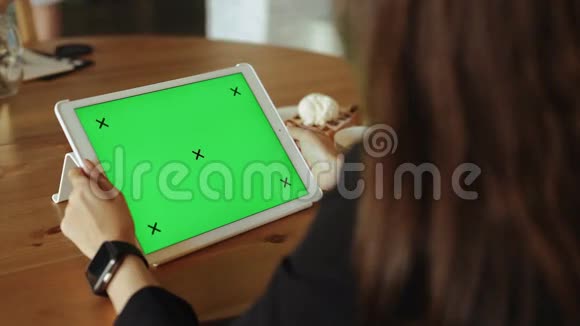 双手拿着带有绿色屏幕的数字平板在早餐大约20154K视频的预览图