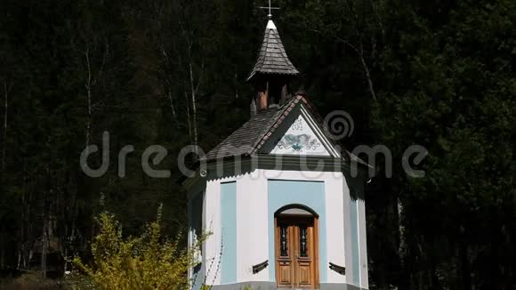 在森林附近的一个小教堂里视频的预览图